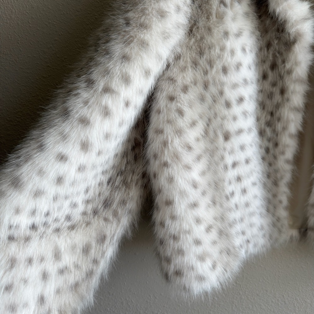 REBECCA MINKOFF Snow Leopard Cropped Shirt Collar Faux Fur Jacket - Picture 6 of 10
